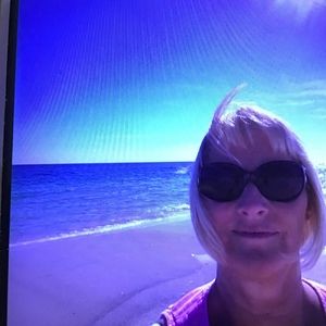 Meet your Posher, Lois